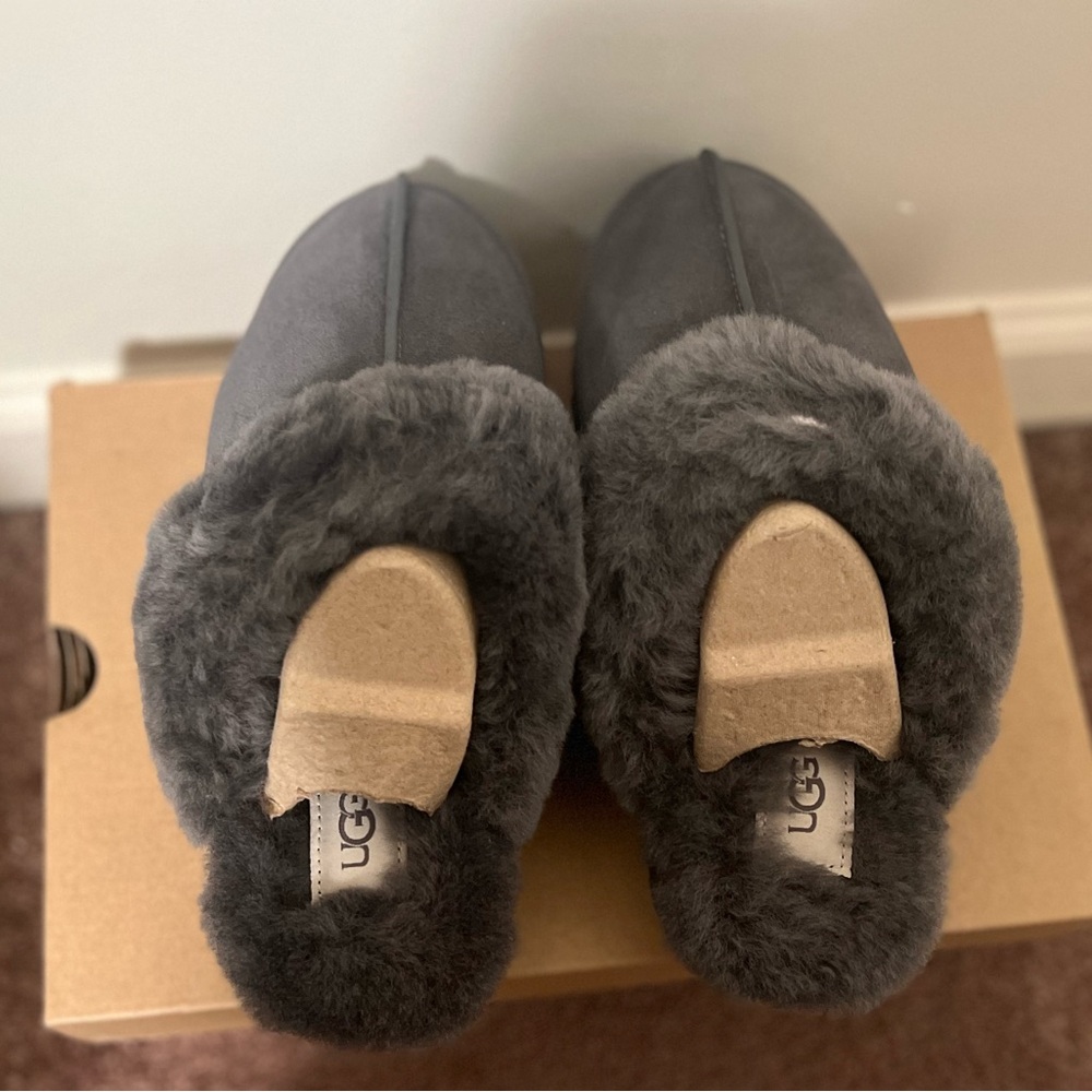 Brand new never worn woman’s Uggs slides. Size 8 in gray.